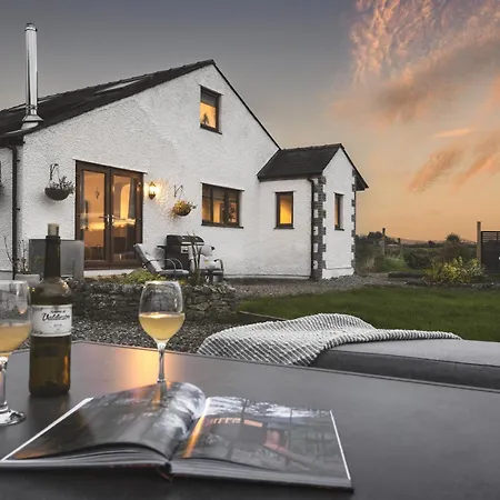 Leavens Farmstead A Rural District Retreat With Hot Tub - Ridgestone *